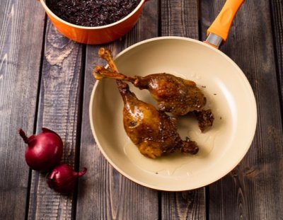 Konfitované husí stehno s cibulovou marmeládou