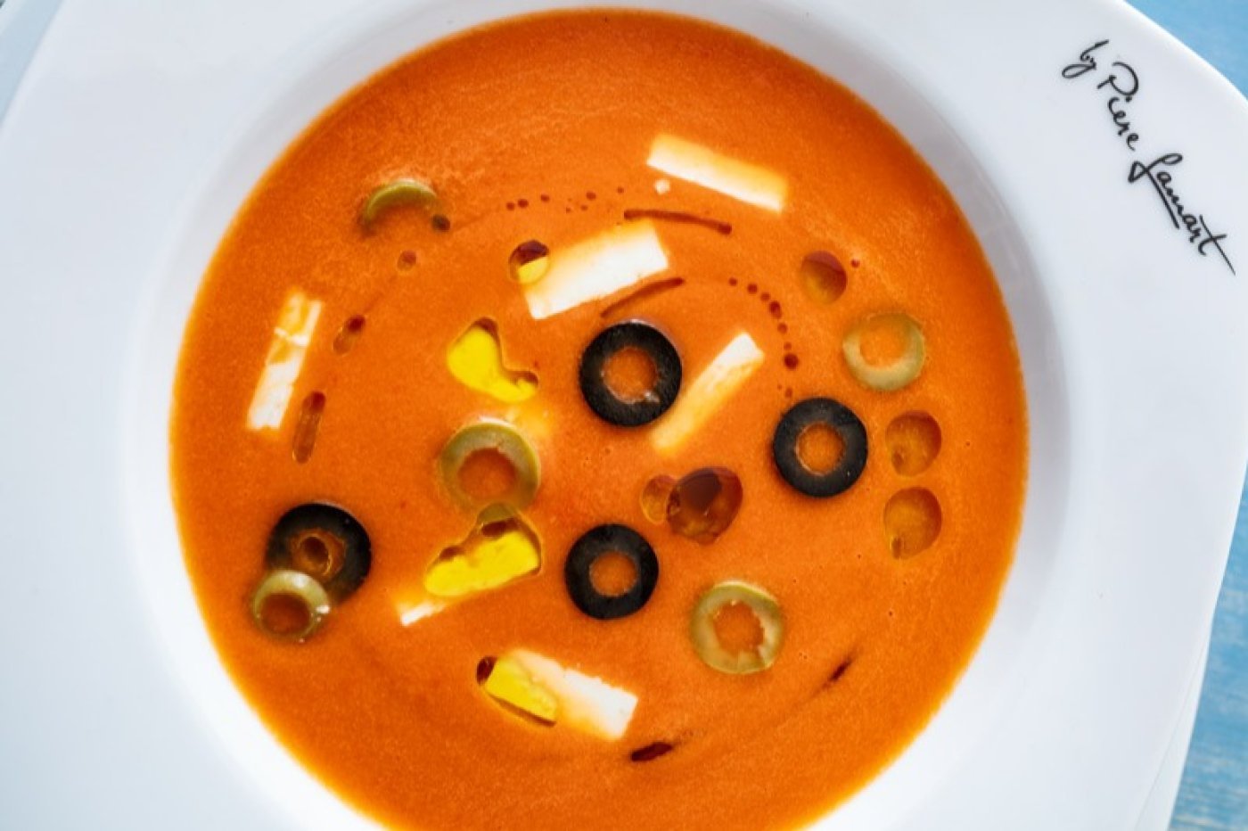 Melounové gazpacho v bílém talíři