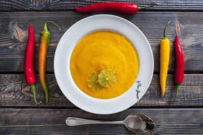 Studená polévka z manga a zázvoru