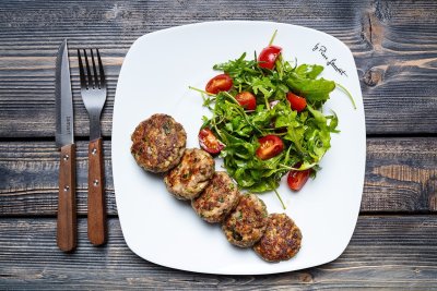 Italské karbanátky s rukolou a rajčaty