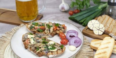 Restovaná hlíva ústřičná s nivou a rajčaty