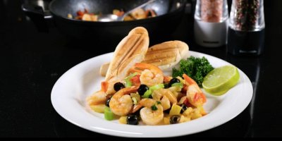 Restované krevety s rajčaty a olivami