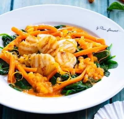 Mušle svatého Jakuba na karotce se špenátem