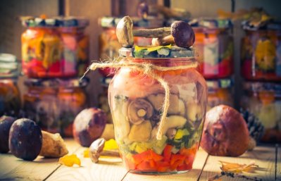 Nakládané houby se zeleninou