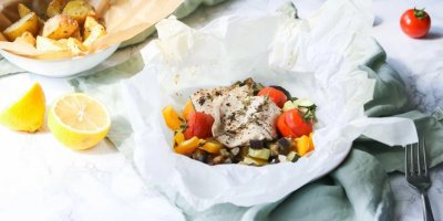 Ryba v papilotě naservírovaná na stole