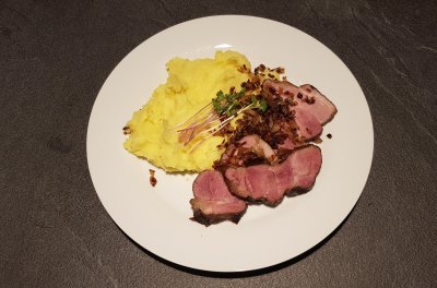 Uzené maso se smaženou cibulkou a bramborovou kaší