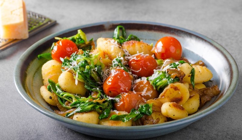 Gnocchi se špenátem, rajčaty a česnekem