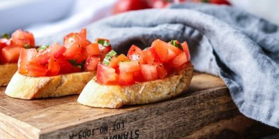 Italská bruschetta servírovaná na dřevěném prkénku