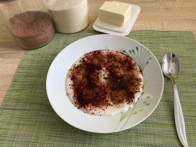 Krupicová kaše s máslem