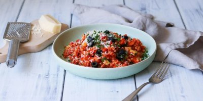 Čirok s rajčatovou omáčkou a olivami