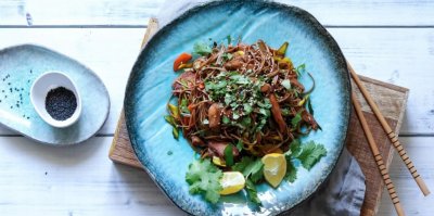 Kuřecí nudličky se soba nudlemi a zeleninou