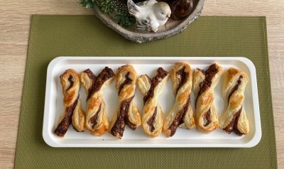 Twistery z listového těsta servírovány na bílém tácku