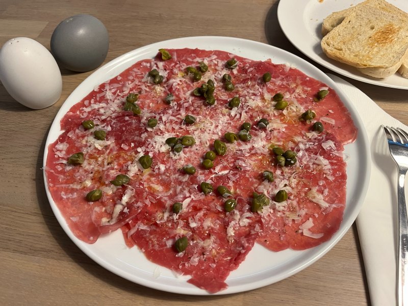 Hovězí carpaccio s parmazánem a kapary