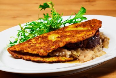 Bramboráky se zelím a uzeným masem