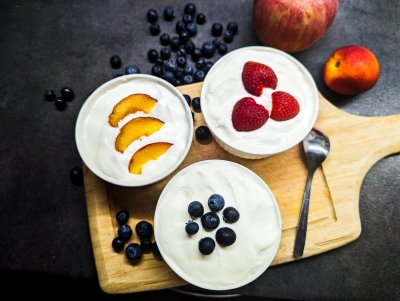 Nepečené dortíky s ovocem a smetanou