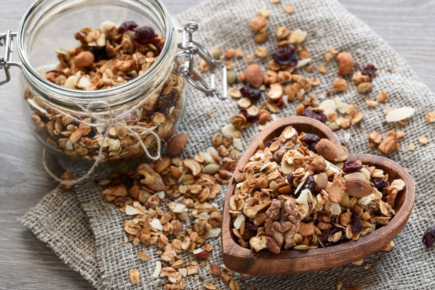 domácí granola servírovaná v hnědé dřevěné misce ve tvaru srdce