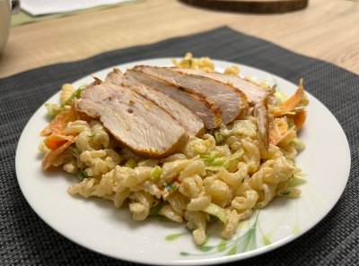 Salát s kuřecím masem a pikantní zálivkou