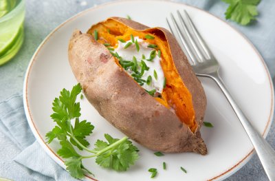 Pečené batáty s jogurtovým dipem