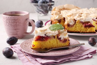 Švestkový koláč s bílkovou pěnou