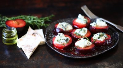 Pečené švestky s modrým sýrem