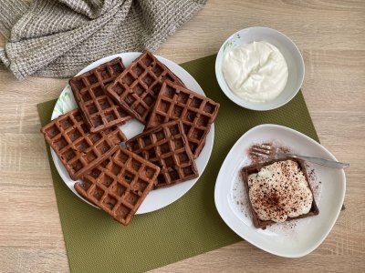 Kakaové vafle s tvarohovým krémem
