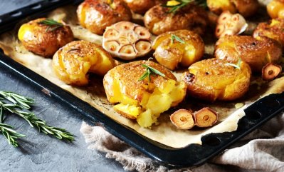 Pečené brambory s česnekem a rozmarýnem