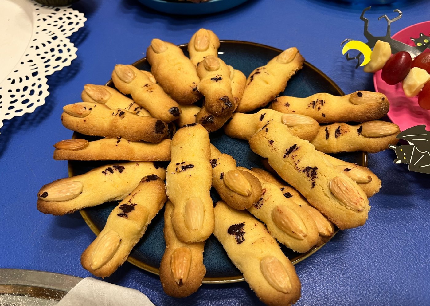 Halloweenské prsty naskládané na talířku