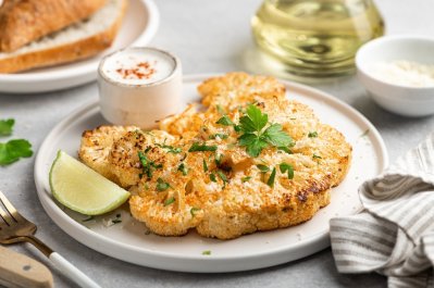 Květákové steaky s bylinkovým dipem