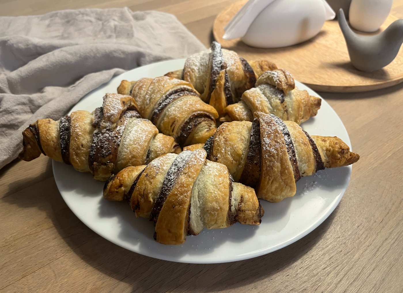 Croissanty z listového těsta servírované na bílém talířku