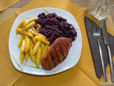 Kachní prso s červeným zelím a šlíšky