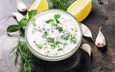 Jogurtový dresink s konopným olejem