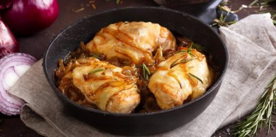 Kuřecí prsa ve stylu francouzské cibulačky
