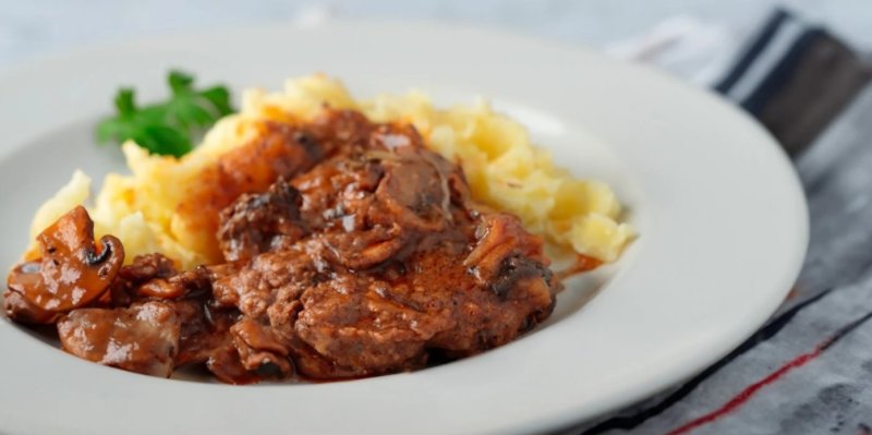 Mleté řízky v houbové omáčce