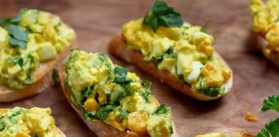 Vaječný salát s avokádem a medvědím česnekem