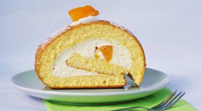 Lehká ořechovo-brosková roláda