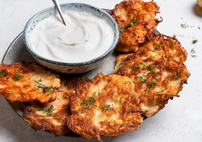 Křupavé placky ze sladkých brambor a mrkve s fetou