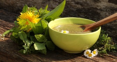 Jarní polévka s kopřivou a medvědím česnekem