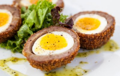 Masové kuličky plněné křepelčími vajíčky