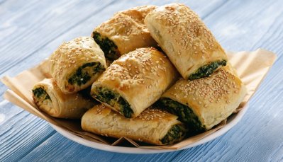 Rolky z listového těsta plněné špenátem a balkánským sýrem