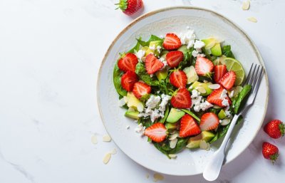 Salát s fetou, avokádem a jahodami
