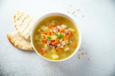 Uzená polévka s rýží a zeleninou