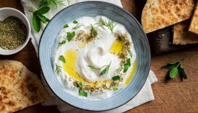 Bylinkový jogurtový dip