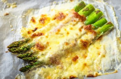 Zapečený chřest s bešamelem, šunkou a čedarem