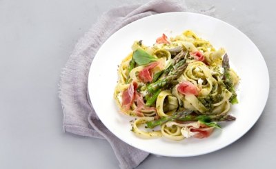 Těstoviny se sušenou šunkou a chřestem