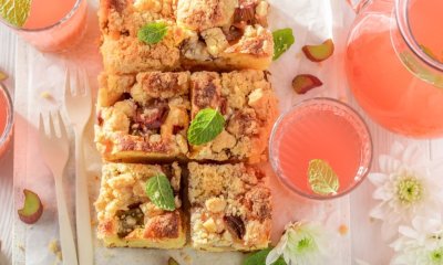 Kokosový koláč s rebarborou a jahodami