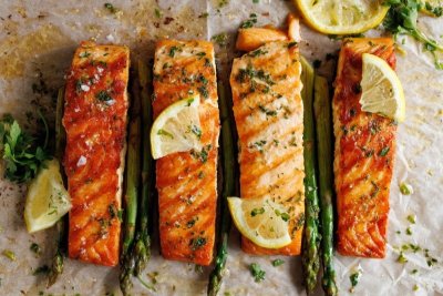 Losos se zeleným chřestem