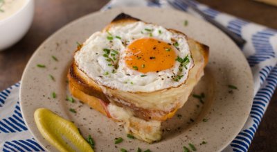 Sendvič Croque-Madame