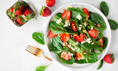 Salát s jahodami, špenátem a nivou