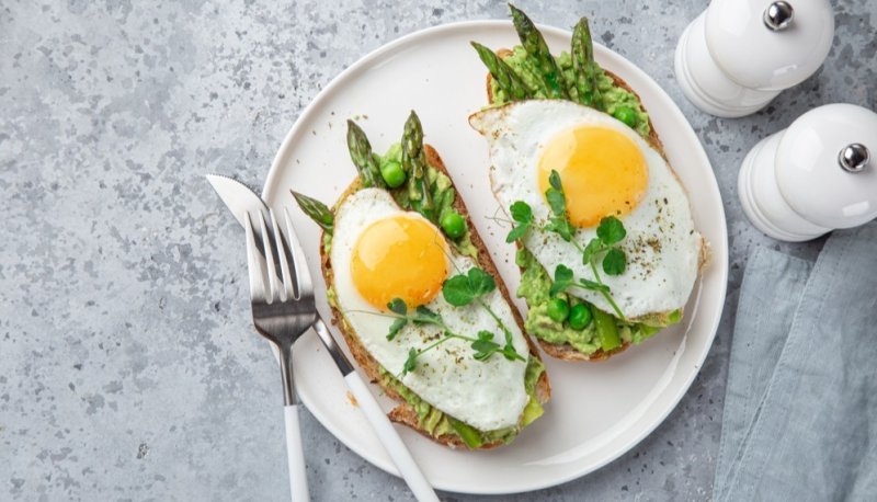 Avokádová topinka s chřestem