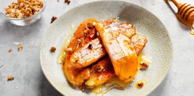 Opilé banány s medem a ořechy